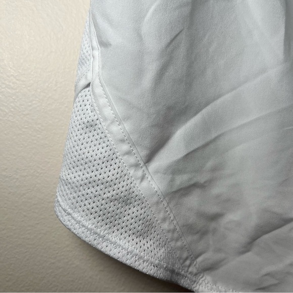 Under Armour Women's White Athletic Shorts XL - Picture 4 of 16
